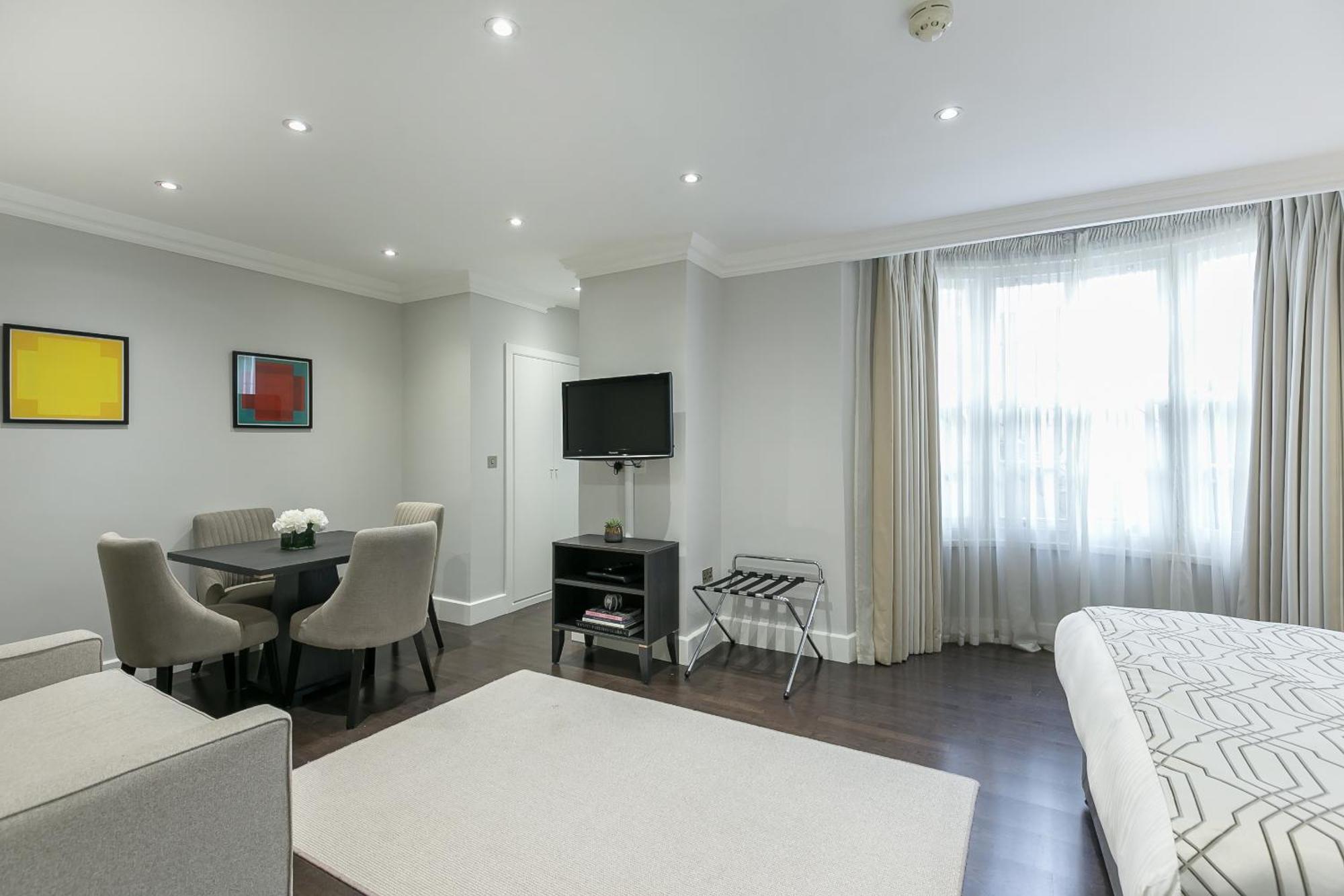 Chilworth Court Aparthotel 4*